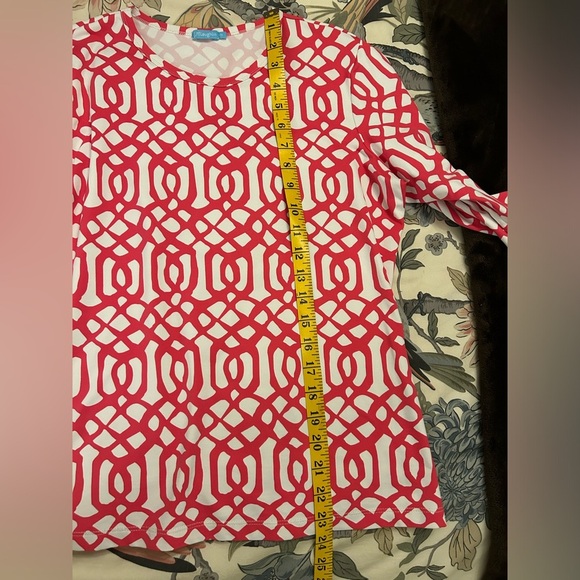 J. McLaughlin Pink and White Geometric Top - Picture 7 of 8